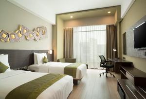 芝卡朗西卡朗加巴贝卡酒店的酒店客房配有两张床和一张书桌