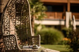 纳图尔诺Sonnen Resort的柳条椅,书上摆着