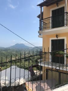 派莱卡斯Schönes Familienappartement in Pelekas, Corfu mit Meerblick的房屋的阳台享有风景。