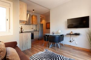 巴塞罗那圣家堂阳光顶层公寓 的客厅设有带桌子的厨房