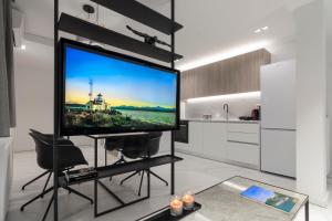 雅典Heritage Boutique Apartments的客厅的台面上设有大屏幕平面电视
