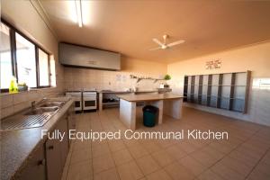 库伯佩迪拉德卡澳洲地下汽车旅馆的厨房配有水槽和吊扇
