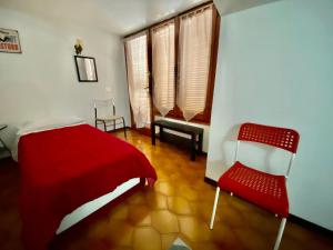 奥里奥阿塞里奥Apartment La Terrazza的一间卧室配有红色的床和红色椅子