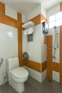 合艾Kulasub Hotel的一间带卫生间和淋浴的浴室