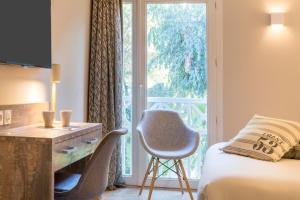 耶尔蓝色海岸耶尔贝斯特韦斯特优质酒店的配有一张床、一张书桌和一扇窗户的酒店客房