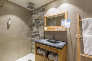 耶尔蓝色海岸耶尔贝斯特韦斯特优质酒店的一间带水槽和镜子的浴室