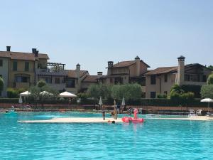佩斯基耶拉德加达Garda Resort Village的水中的一个岛游泳池