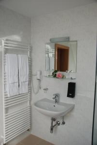 布鲁登茨Der Löwen, Löwen Betriebs- und Management GmbH的白色的浴室设有水槽和镜子