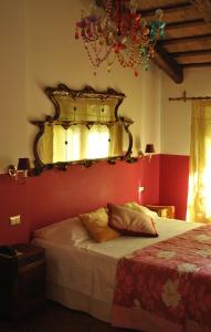 米拉黎莱斯阿尔科瓦德多吉酒店的卧室配有一张壁挂镜子的床
