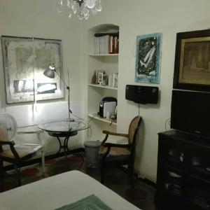 奥瓦达Studiocasarte的客厅配有桌椅和电视。