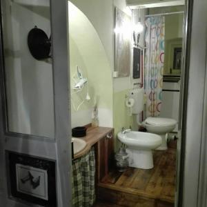 奥瓦达Studiocasarte的客房内设有带水槽和卫生间的浴室