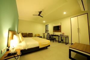 阿格拉Vijay Vilas Hotel & Convention Hall的酒店客房配有一张床、一张书桌