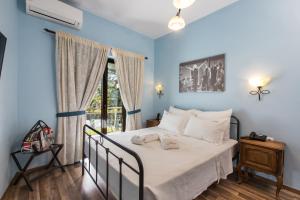 卡兰巴卡艾思文希尔塔酒店的一间卧室配有一张蓝色墙壁的床和一扇窗户