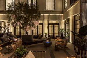 洛杉矶Kimpton La Peer Hotel West Hollywood, an IHG Hotel的带沙发和椅子的大客厅