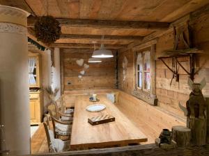莫尔韦诺Villa la Dama del Lago的小屋内带木桌的用餐室