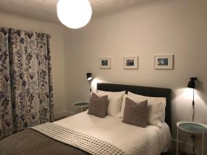 SwordaleCROFT 14 SWORDALE的一间卧室配有带白色床单和枕头的床。