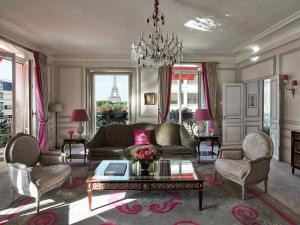 巴黎Hôtel Plaza Athénée - Dorchester Collection的客厅配有沙发和桌子