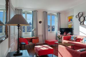 马赛老港口酒店的客厅配有红色家具和窗户。