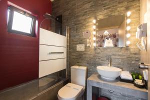 卡兰巴卡艾思文希尔塔酒店的一间带水槽、卫生间和镜子的浴室