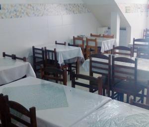 阿帕雷西达Pousada Brasil - Self Check-in的用餐室配有桌椅和白色桌布