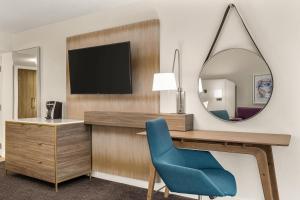 奥兰多Crowne Plaza Orlando - Lake Buena Vista, an IHG Hotel的酒店客房配有书桌和镜子