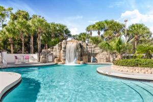 奥兰多Crowne Plaza Orlando - Lake Buena Vista, an IHG Hotel的度假村内带瀑布的游泳池