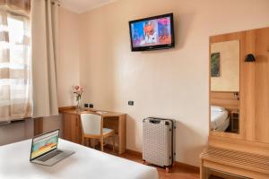 多索博诺波斯图米亚酒店的一间酒店客房,配有一台笔记本电脑