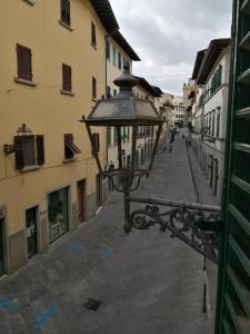 蓬塔谢韦Pontassieve Guest House centro storico camera con bagno 20 minuti da Firenze的一条空的街道,旁边是街道灯