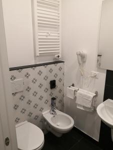 蓬塔谢韦Pontassieve Guest House centro storico camera con bagno 20 minuti da Firenze的白色的浴室设有卫生间和水槽。