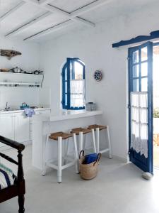 赫索尼索斯Villa Ippocampi - Adults Only的白色的厨房,配有柜台和凳子