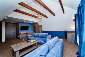 苏瓦乌基格斯尼可伯德斯特查酒店的客厅配有蓝色的沙发和桌子