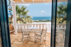 赫索尼索斯Villa Ippocampi - Adults Only的一个带桌椅的庭院和大海