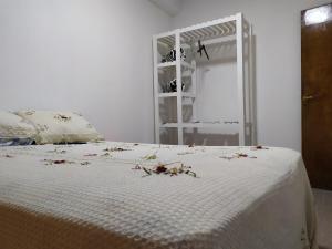 波萨达斯Departamento centrico en Posadas, garage opcional D4的卧室配有带鲜花的白色床