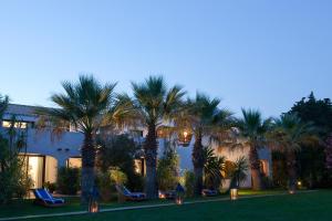 圣马迪拉莫曼吉欧矿泥温泉酒店的享有棕榈树度假村的景色