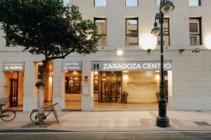 萨拉戈萨Hesperia Zaragoza Centro的商店前的街道灯