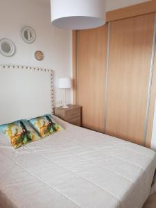卡萨雷斯Meerblick Casares del Sol的卧室配有一张带两个枕头的大白色床