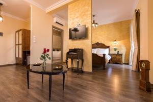 卡兰巴卡艾思文希尔塔酒店的一间酒店客房,在客房内配有一张床铺和一张桌子