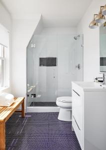 格林波特The Menhaden Hotel的带淋浴和卫生间的白色浴室