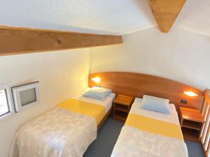 法扬斯Domaine De La Bégude的酒店客房设有两张床和窗户。
