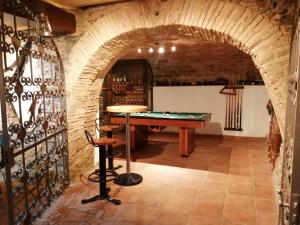 兰卡Casa de pescadores的地下室里设有乒乓球桌的房间