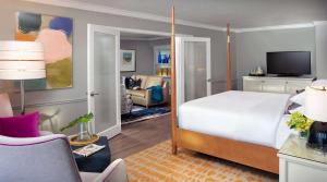 那不勒斯拉帕亚海滩及高尔夫度假村 - 贵族之家度假酒店的一间带大床的卧室和一间客厅