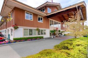 北温哥华Econo Lodge Inn & Suites - North Vancouver的一座大建筑前面有鲜花