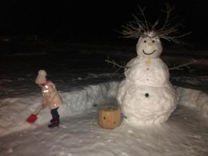 圣卡特琳娜瓦尔夫Alpine Chalet的站在雪人旁边的人