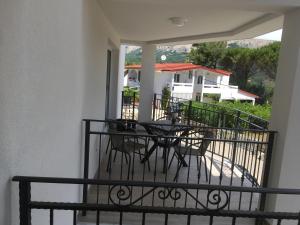 巴斯卡Apartments More的阳台,配有桌椅