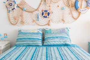圣卡洛斯Apartamento El Palmar Residences的一间卧室配有一张带蓝色和白色枕头的床