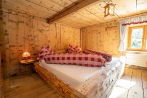 ValchavaBerghaus am Sonnenhang Valpaschun的小木屋内一间卧室,配有一张床