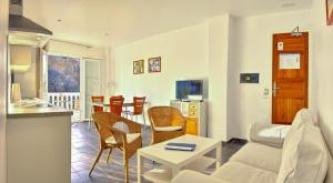 洛斯·亚诺斯·德·阿里丹安得维马尔公寓酒店的客厅配有沙发和桌子
