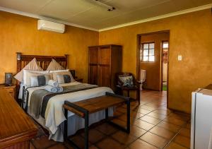 Kuruman Hotel客房内的一张或多张床位