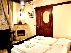 罗马La Tana al Flaminio的一间卧室设有两张单人床和一个壁炉