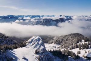 史毕辛吉Obere Maxlraineralm的山地,在雪中覆盖着云层